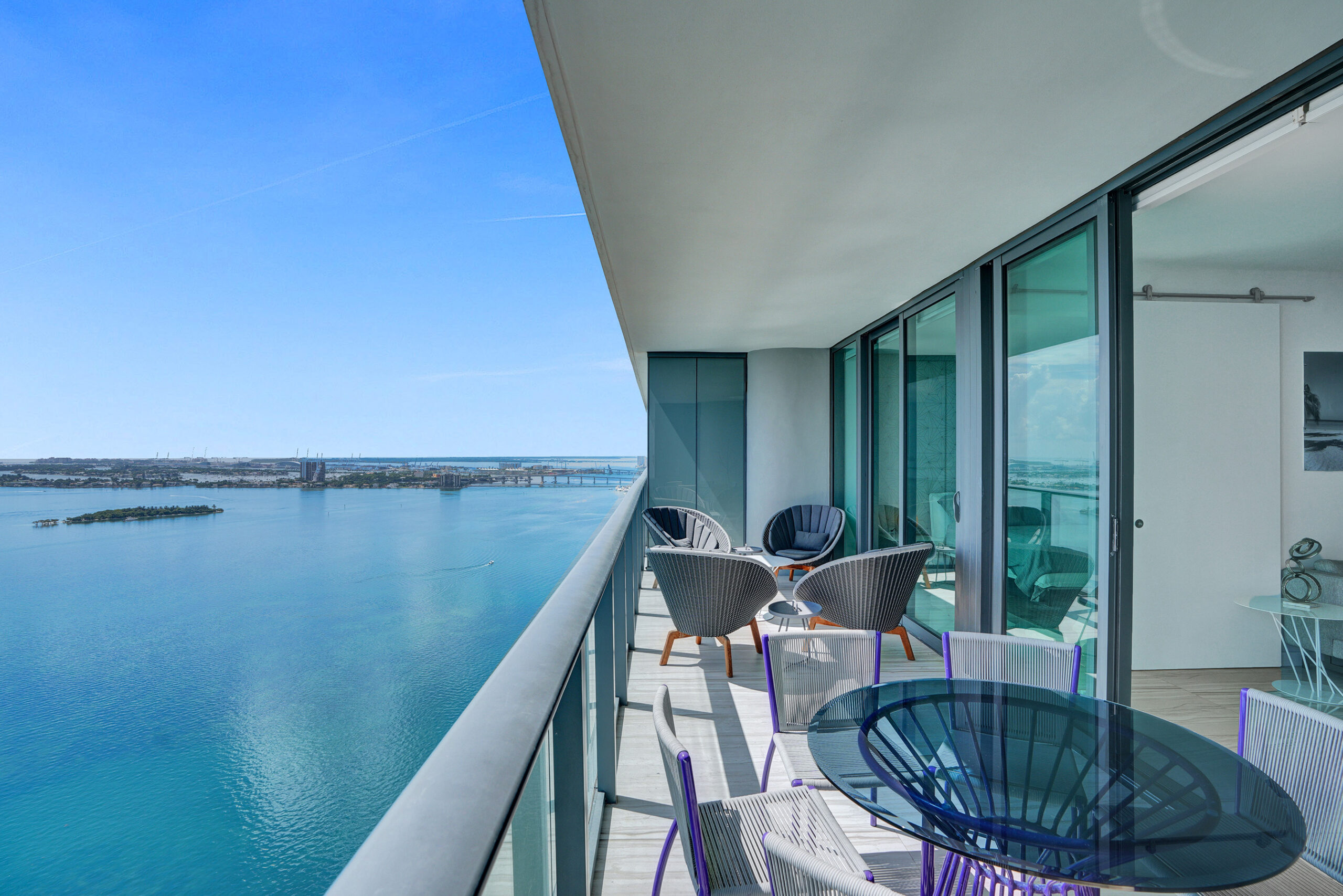 Incredible views on the water. Convenient and smart floorplan with 2 gigantic balconies. Private elevator. Open kitchen. Spacious living-room.